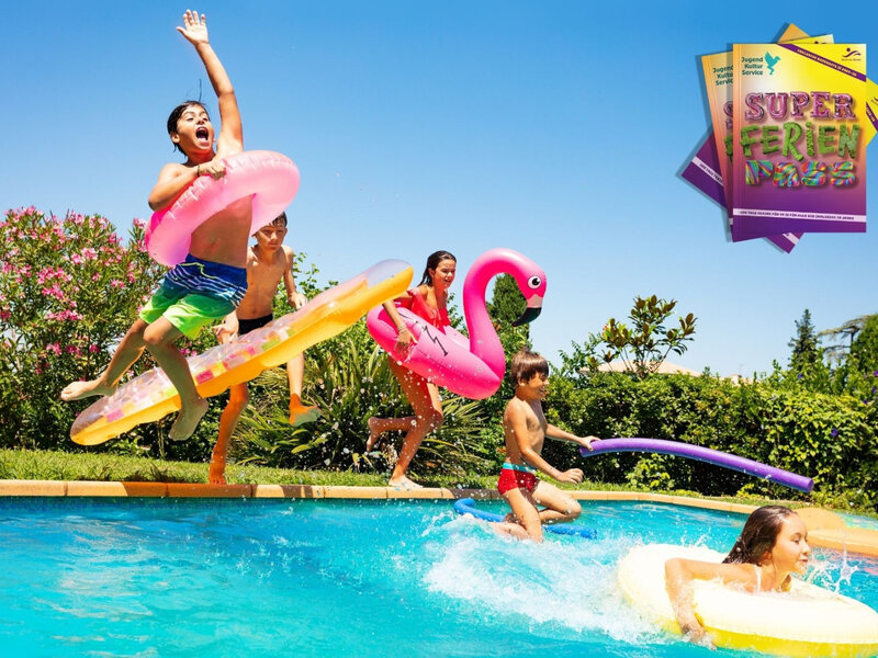 5 Kinder springen in einen Pool mit Schwimmtieren