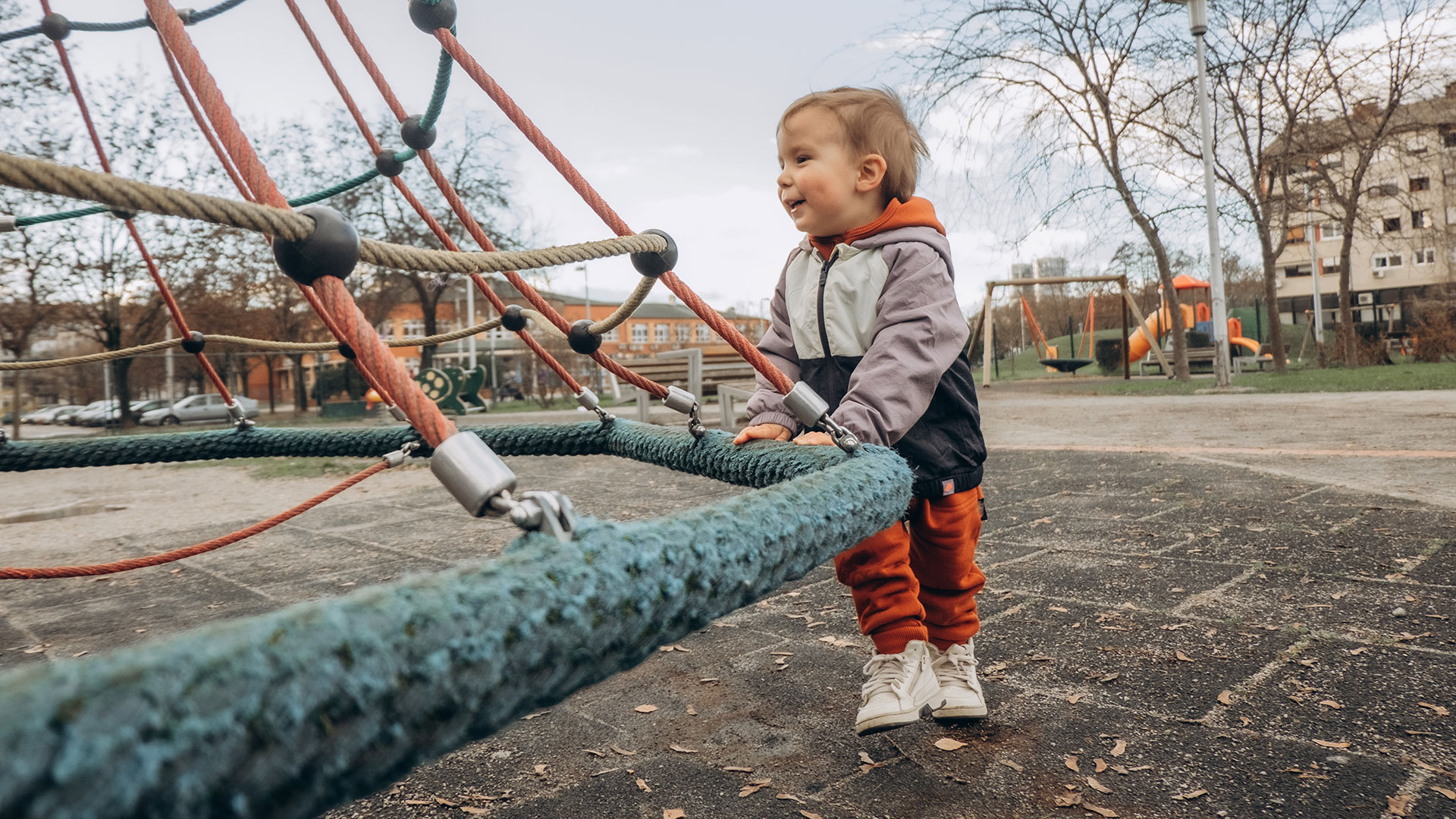 Kleines Kind auf einem Spielplatz