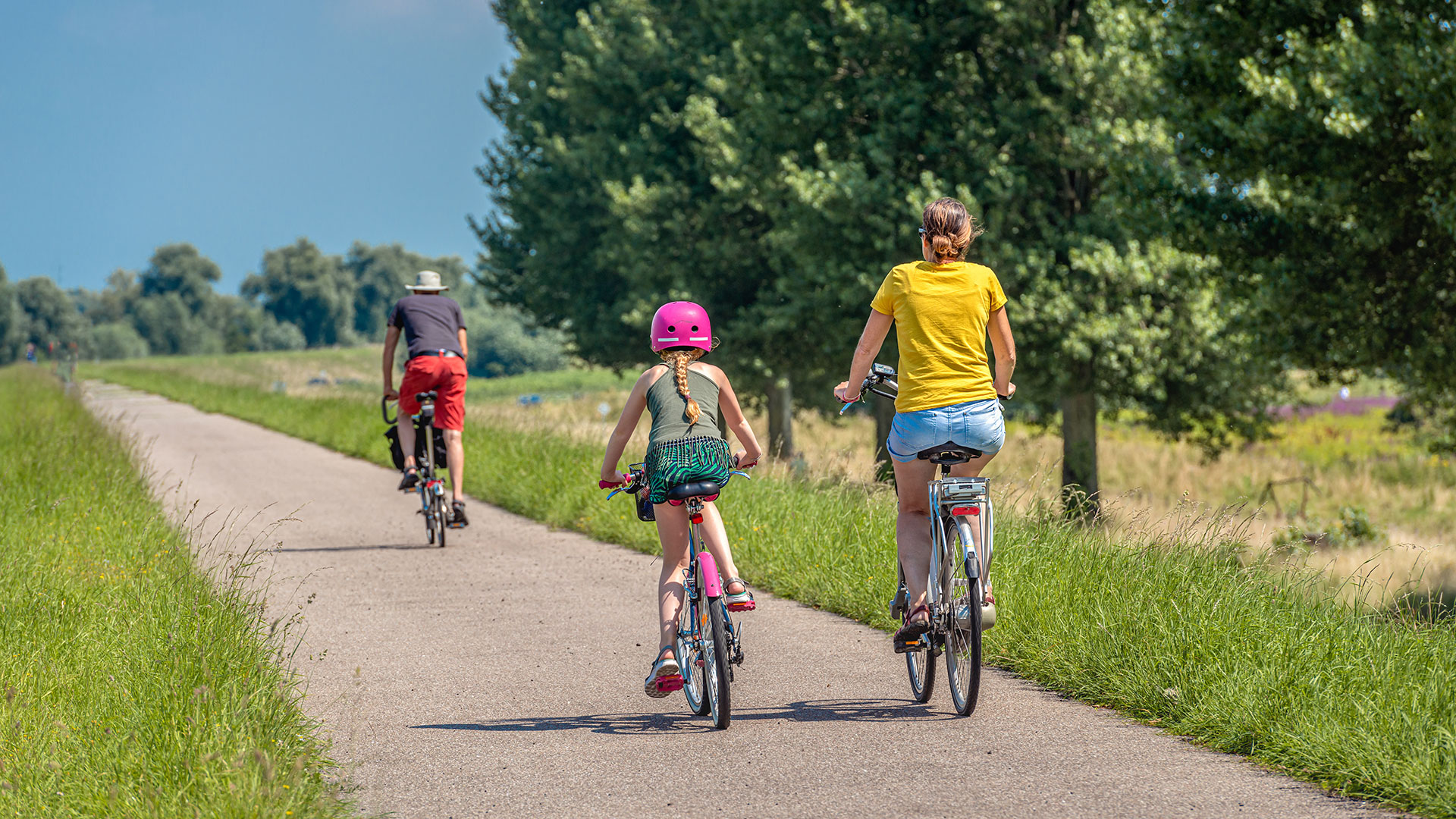 Mann, Frau und Kind auf Rädern in der Natur