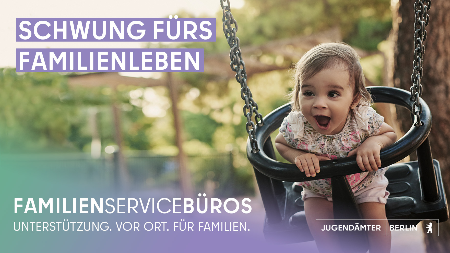 Kampagnenmotiv Familienservicebüros Jugendämter Berlin: Ein Kind sitzt auf der Schaukel. Text auf dem Bild „Schwung fürs Familienleben, Familienservicebüros: Unterstützung. Vor Ort. Für Familien“