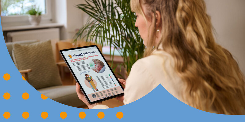 Eine Mutter liest auf einem Tablet-Computer eine Ausgabe der Berliner ElternMail.