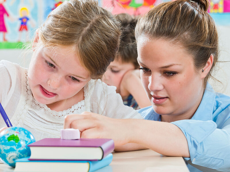 Junges Mädchen erhält Lernunterstützung von einer Lehrerin