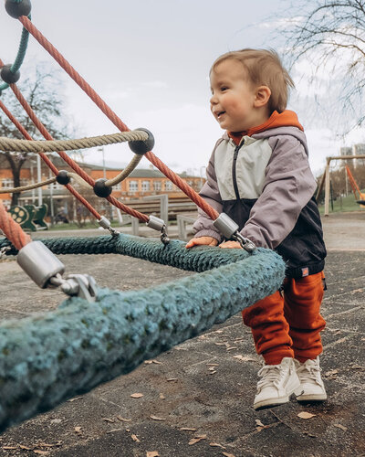 Kleines Kind auf einem Spielplatz