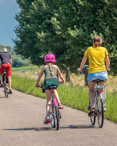 Mann, Frau und Kind auf Rädern in der Natur